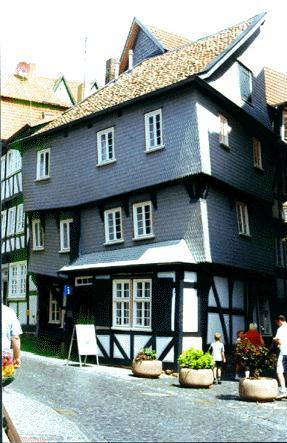 schiefes Haus