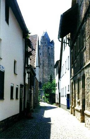 Blick auf grauen Turm