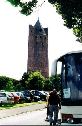 Grauer Turm und Bus Nr. 1