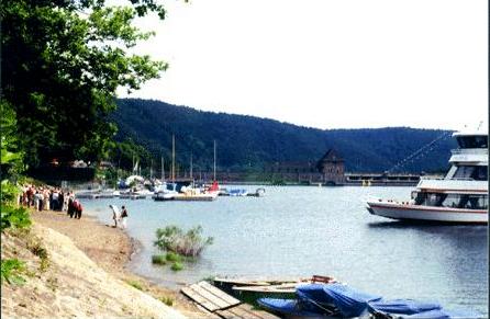 Staumauer und Passagierschiff