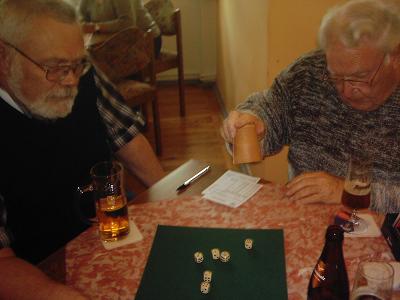 Werner Zschunke und Franz Drosson beim Wrfeln