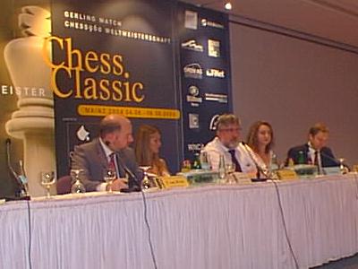 Pressekonferenz mit Damen