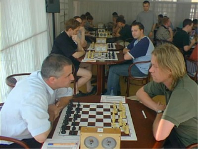 Runde 7: erste Bretter
links Dr. Negele